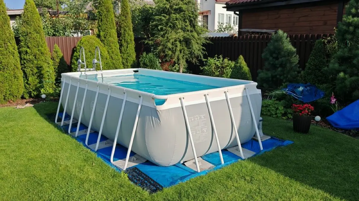 Erfrischende Abkühlung im Sommer: Ein Pool im Garten ist das Sommer-Highlight schlechthin.