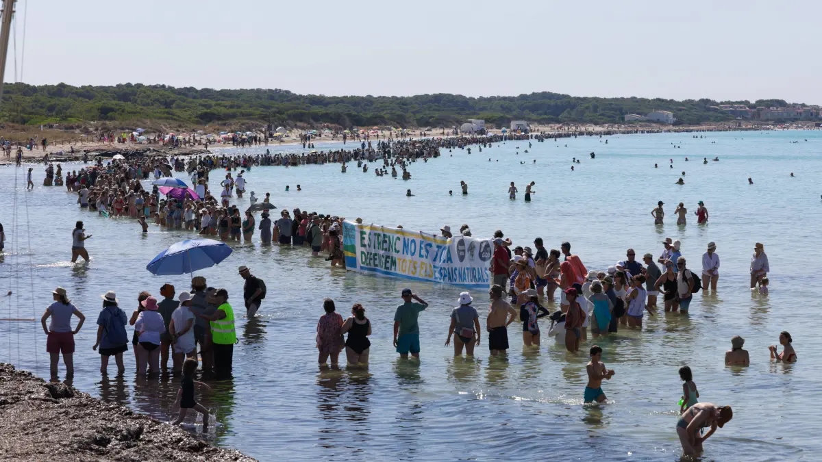 Human chain under the slogan Ni abans, ni ara, ni maiEs Trenc must not be touched in Mallorca. Dozens of people forming a human chain on July 5, 2026, in Sa Ràpita, Mallorca, Balearic Islands, Spain. Organizations such as GOB, Menos Turismo, Más Vida, and Terraferida have called on citizens to mobilize under the slogan Salvem es Trenc and Neither before, nor now, nor everDont Touch Es Trenc July 5, 2026 Tomàs Moyà Sa Ràpita, Mallorca, Balearic Islands Sa Ràpita, Mallorca, Balearic Islands, Spain PUBLICATIONxNOTxINxESP Copyright: xTomà sxMoyà x 7645611