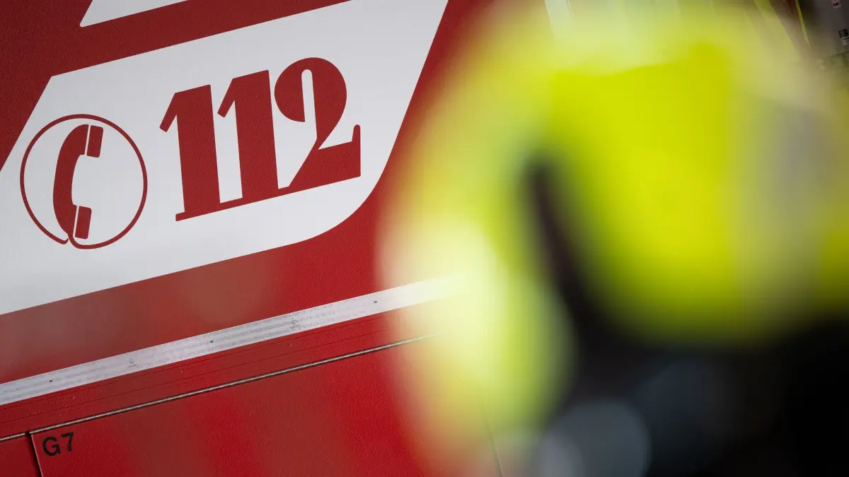 112: ARCHIV - 30.01.2024, Brandenburg, Potsdam: «112» steht auf einem Einsatzwagen der Feuerwehr Potsdam. (zu dpa: «Schaden im fünfstelligen Bereich nach Brand einer Lagerhalle») Foto: Sebastian Gollnow/dpa +++ dpa-Bildfunk +++