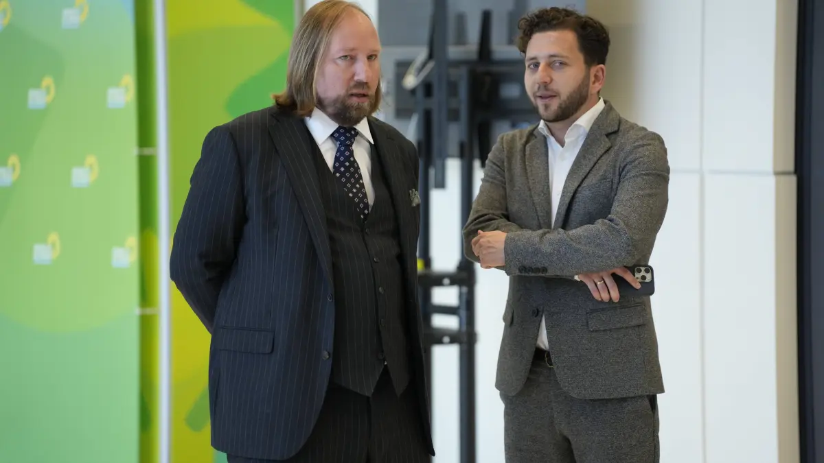 Zwei, die es wissen: Anton Hofreiter (li.) und Felix Banaszak wollen Deutschlands Männern zeigen, "was wahre Männlichkeit" ist.