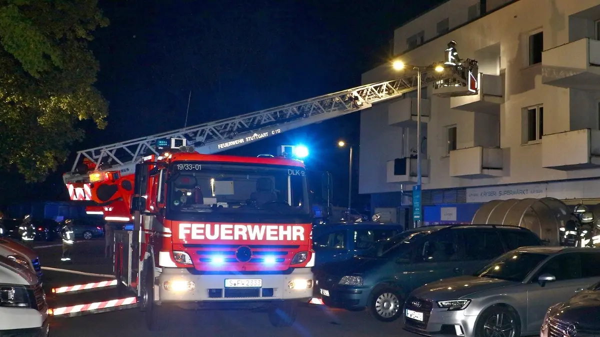 06.07.2026: Pressemitteilung des Polizeipräsidiums Stuttgart:
Polizeipräsidium Stuttgart
POL-S: Eingebrochen und Brand gelegt - Zeugen gesucht
Stuttgart- Weilimdorf (ots)
Unbekannte sind in der Nacht zum Montag (05./06.07.2026) an der Giebelstraße in einen Supermarkt eingebrochen haben ein Feuer gelegt. Die Täter hebelten zwischen 14.00 Uhr und 1.55 Uhr die Eingangstür zum Supermarkt auf. Sie nahmen mehrere Hundert Euro aus der Kasse und setzen Teile des Mobiliars in Brand ehe sie die Flucht ergriffen. Durch das Feuer kam es zu einer starken Rauchentwicklung, wodurch Anwohner auf den Brand aufmerksam wurden. Der entstandene Sachschaden beträgt nach ersten Schätzungen mehrere Zehntausend Euro. Zeugen werden gebeten, sich unter der Rufnummer +4971189905778 bei der Kriminalpolizei zu melden.
Rückfragen bitte an:
Polizeipräsidium Stuttgart
Pressestelle
Telefon: 0711 / 8990 - 1111
E-Mail: stuttgart.pressestelle@polizei.bwl.de
Bürozeiten: Montag bis Freitag 06.30 Uhr bis 18.00 Uhr
Außerhalb der Bürozeiten:
Telefon: 0711 8990-3333
E-Mail: stuttgart.pp@polizei.bwl.de
https://ppstuttgart.polizei-bw.de/
Am frühen Montagmorgen brach in einem Supermarkt in Stuttgart-Giebel ein Brand aus. Nach Angaben der Feuerwehr auf X drang beim Eintreffen der ersten Kräfte aus den Räumen eines türkischen Supermarkts an der Giebelstraße. Umgehend wurde ein Rohr zur Brandbekämpfung über die Eingangstür vorgenommen, parallel dazu wurden die über dem Markt liegenden Wohnungen geräumt. Laut der Feuerwehr brannte ein Elektrogerät, das Feuer hatte bereits auf ein Regal übergegriffen. Während mit der Drehleiter die Wohnungen von außen kontrolliert wurden, kamen zwei Hochleistungslüfter zum Einsatz um das Ladenlokal zu entrauchen. Nach Angaben der Feuerwehr gab es keine Verletzten, die Giebelstraße musste während der Einsatzmaßnahmen voll gesperrt werden.
Foto: KS-Images.de/Andreas Rometsch