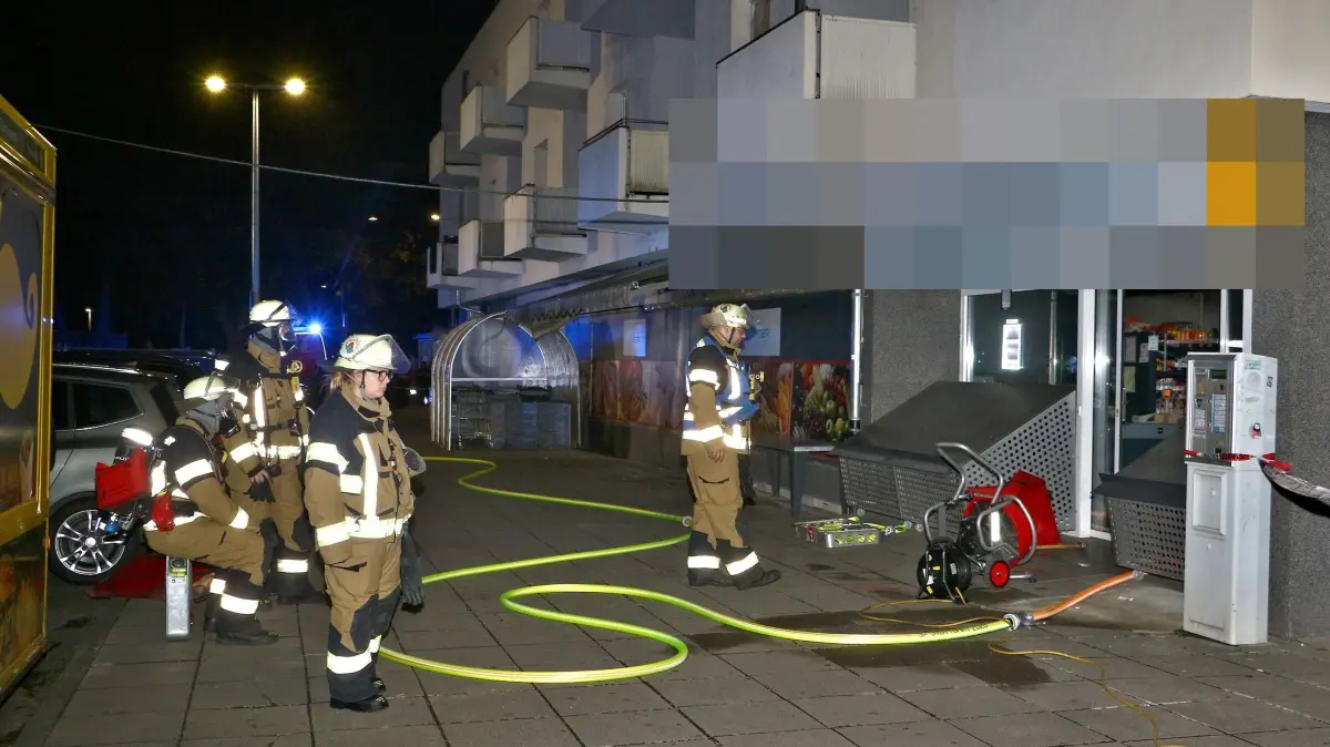 06.07.2026: Am frühen Montagmorgen brach in einem Supermarkt in Stuttgart-Giebel ein Brand aus. Nach Angaben der Feuerwehr auf X drang beim Eintreffen der ersten Kräfte aus den Räumen eines türkischen Supermarkts an der Giebelstraße. Umgehend wurde ein Rohr zur Brandbekämpfung über die Eingangstür vorgenommen, parallel dazu wurden die über dem Markt liegenden Wohnungen geräumt. Laut der Feuerwehr brannte ein Elektrogerät, das Feuer hatte bereits auf ein Regal übergegriffen. Während mit der Drehleiter die Wohnungen von außen kontrolliert wurden, kamen zwei Hochleistungslüfter zum Einsatz um das Ladenlokal zu entrauchen. Nach Angaben der Feuerwehr gab es keine Verletzten, die Giebelstraße musste während der Einsatzmaßnahmen voll gesperrt werden.
Foto: KS-Images.de/Andreas Rometsch