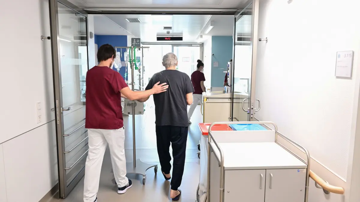 Pfleger mit Patient im Krankenhaus: ARCHIV - Schlechte Erfahrungen, die Sorge vor Kontrollverlust oder vor Komplikationen: All das kann zu Krankenhausangst führen. (zu dpa: «Sie müssen ins Krankenhaus? 4 Strategien gegen Ängste») Foto: Bernd Weißbrod/dpa/dpa-tmn - Honorarfrei nur für Bezieher des dpa-Themendienstes +++ dpa-Themendienst +++