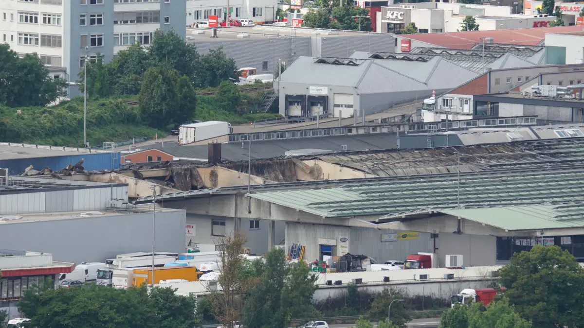 Stuttgart Wangen auf diesen Bild sieht man genau wie schlimm der Grossbardn des Grossmarkt war laenger als 100 Meter Laenge deutliche Spuren des Brandes. Foto Andreas Rosar Fotoagentur-Stuttgart 06.07.2026