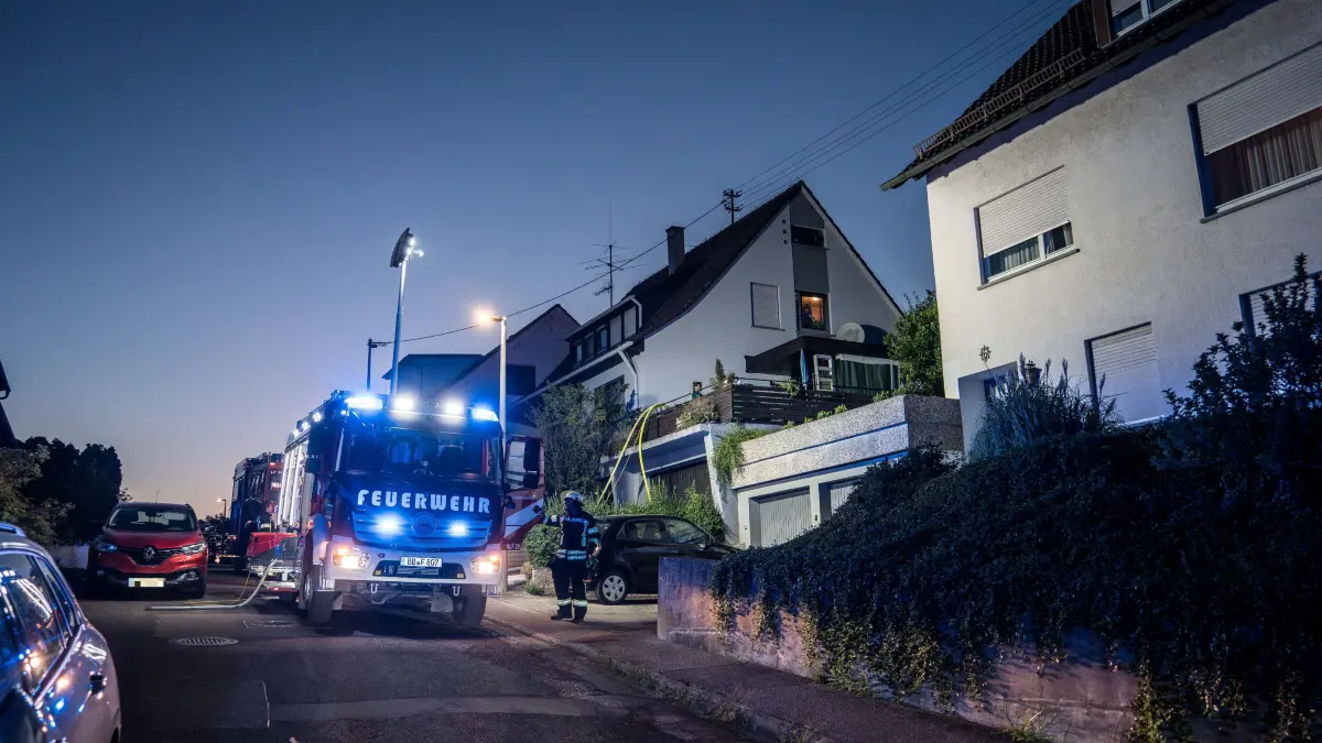 Am Samstagabend kam es in Doeffingen im Finkenweg zu einem Feuerwehreinsatz. Wie die Feuerwehr berichtet, kam es in einem Gartenhaus zu einem Schmorbrand. Eine Person kam mit Rauchgasvereltzungen ins Krankenhaus. Das Gartenhaus befindet sich im hinteren Teil eine Grundsueckes. Weiter Informationen liegen noch noch nicht vor