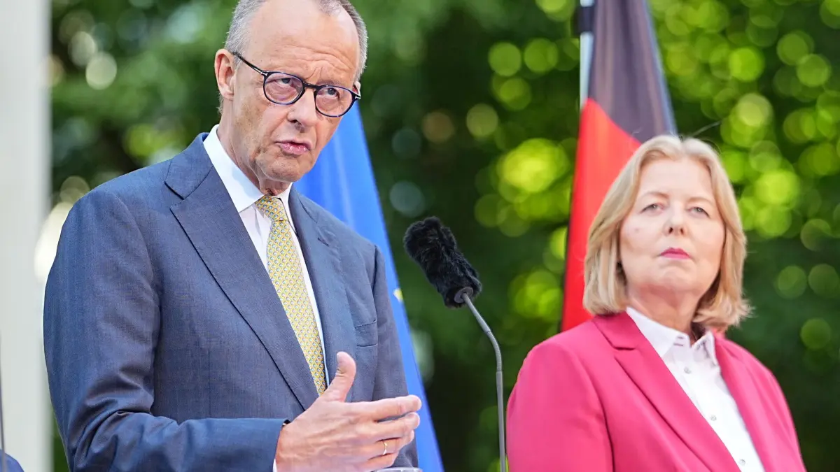 Debatte über Abschaffung der „Rente mit 63“: ARCHIV - 02.07.2026, Berlin: Bundeskanzler Friedrich Merz (CDU) und Bärbel Bas (SPD), Bundesministerin für Arbeit und Soziales, geben im Garten des Kanzleramtes eine Pressekonferenz nach der Sitzung des Koalitionsausschusses. (zu dpa: «Aus für «Rente mit 63»: SPD-Politiker für mehrjährige Übergangsfrist») Foto: Michael Kappeler/dpa +++ dpa-Bildfunk +++