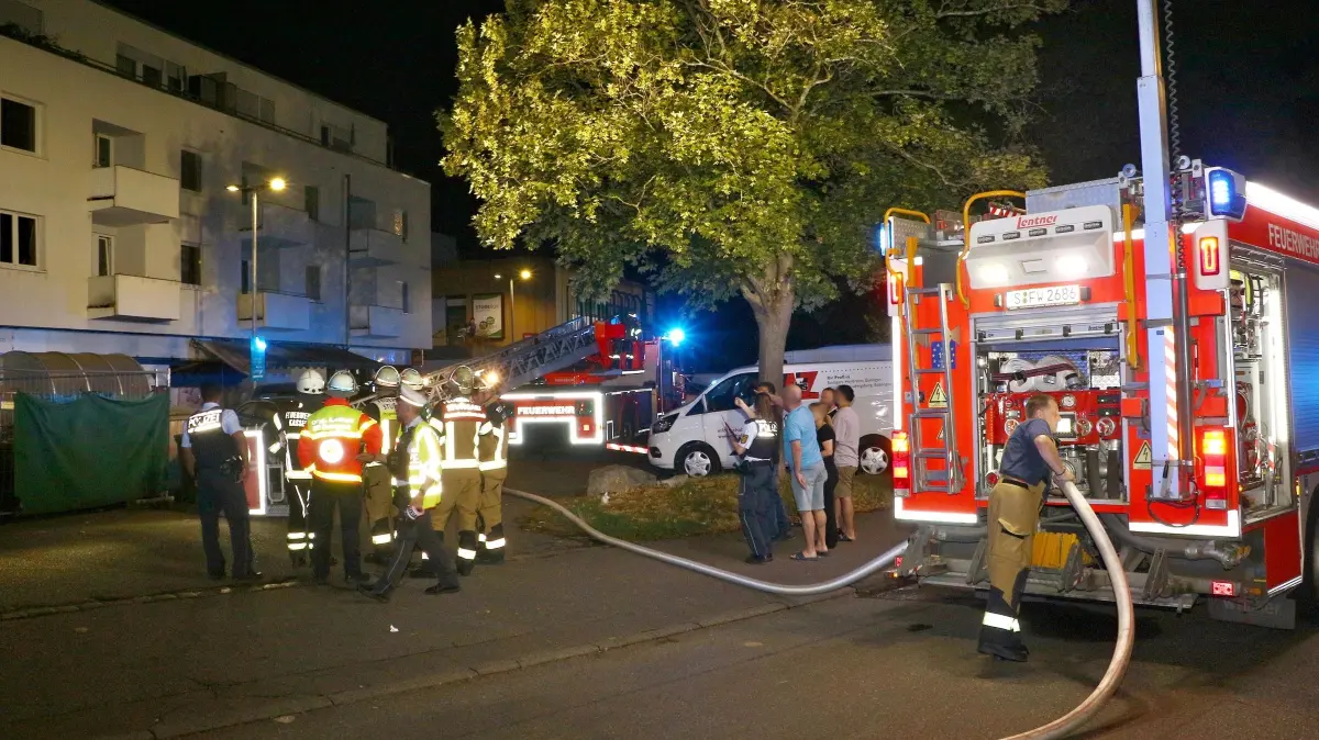 06.07.2026: Am frühen Montagmorgen brach in einem Supermarkt in Stuttgart-Giebel ein Brand aus. Nach Angaben der Feuerwehr auf X drang beim Eintreffen der ersten Kräfte aus den Räumen eines türkischen Supermarkts an der Giebelstraße. Umgehend wurde ein Rohr zur Brandbekämpfung über die Eingangstür vorgenommen, parallel dazu wurden die über dem Markt liegenden Wohnungen geräumt. Laut der Feuerwehr brannte ein Elektrogerät, das Feuer hatte bereits auf ein Regal übergegriffen. Während mit der Drehleiter die Wohnungen von außen kontrolliert wurden, kamen zwei Hochleistungslüfter zum Einsatz um das Ladenlokal zu entrauchen. Nach Angaben der Feuerwehr gab es keine Verletzten, die Giebelstraße musste während der Einsatzmaßnahmen voll gesperrt werden.
Foto: KS-Images.de/Andreas Rometsch