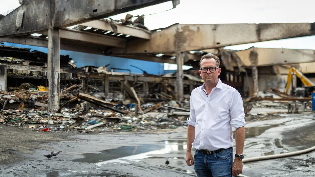 Nach dem Großbrand am Großmarkt: 06.07.2026, Stuttgart: Thomas Lehmann, Geschäftsführer der Märkte Stuttgart GmbH, steht nach einem Großbrand vor der durch das Feuer völlig zerstörten Halle auf dem Gelände des Stuttgarter Großmarkts. Foto: Lichtgut/Christoph Schmidt