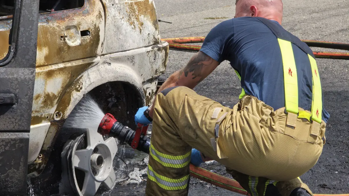 Am Sonntag mittag wurde die Feuerwehr Boeblingen zu einem PKW Brand auf die A 81 am Grund Stuttgart alarmiert. Beim Eintreffen stand ein VW Golf, der schon das Alter eines Oldtimers erreicht hatte. In Vollbrand der Feuerwehr gelang, ist das Feuer zu loeschen, der Oldtimer brannte vollstaendig aus. Im Zuge der Loeschmassnahmen muss eine Fahrspur der 81 von Stuttgart kommendgesperrt werden. Am VW Golf entstand Totalschaden. Der Sachschaden wird auf circa 60.000 € beziffert.