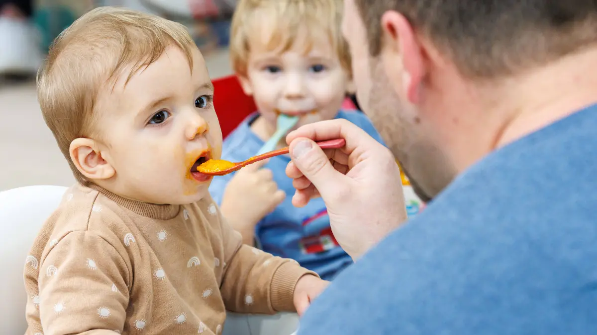 25.10.2025. Düsseldorf. Babini - die Babymesse. Auf der Babini Babymesse erwartet junge Eltern alles, was sie rund um Schwangerschaft, Erstausstattung und Babybedarf benötigen. Hier: Babyfüttern Düsseldorf Areal Böhler Nordrhein-Westfalen Deutschland *** 25 10 2025 Düsseldorf Babini the baby fair At the Babini baby fair, young parents can expect everything they need for pregnancy, initial equipment and baby supplies Here Baby feeding Düsseldorf Areal Böhler North Rhine-Westphalia Germany