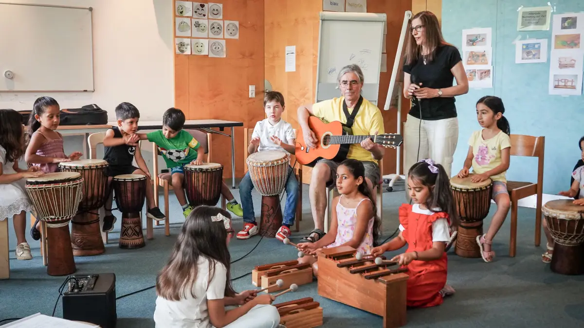 Ehepaar Chantal Ruiz und René Grotz unterstützt mit TunzhoferWeltenkinder e.V. Flüchtlingskinder verschiedener Länder jeden Sonntag durch Musik : Ehepaar Chantal Ruiz und René Grotz unterstützt mit TunzhoferWeltenkinder e.V. Flüchtlingskinder verschiedener Länder jeden Sonntag durch Musik