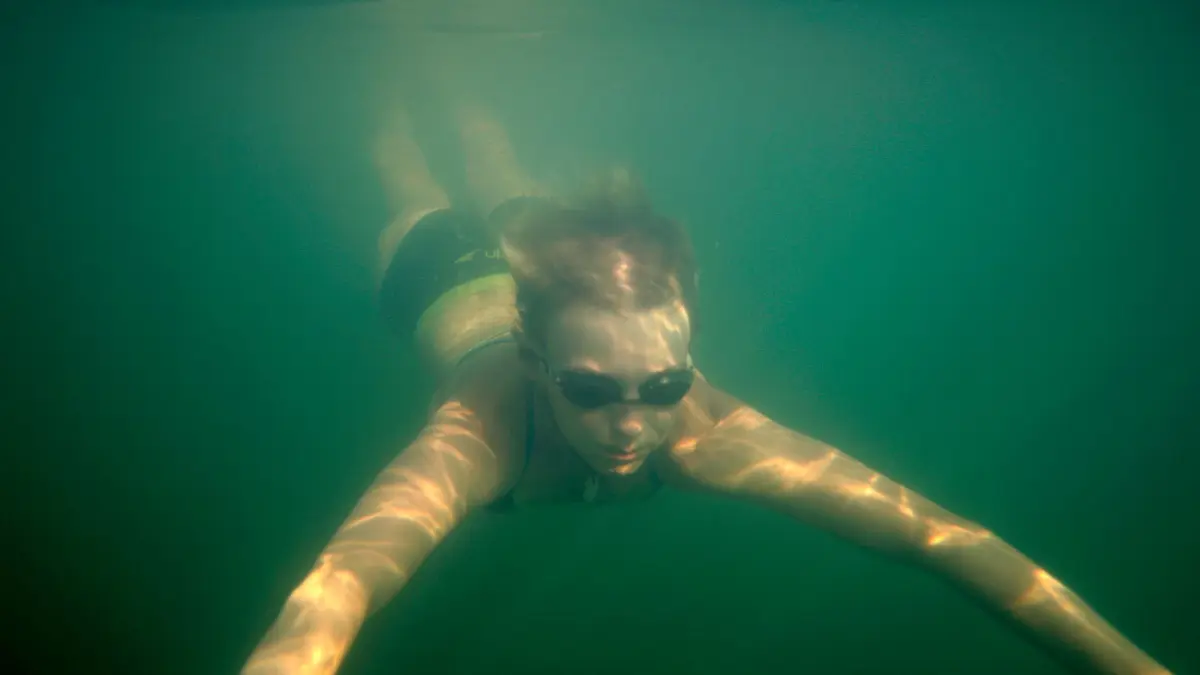 Frau taucht in einem See
