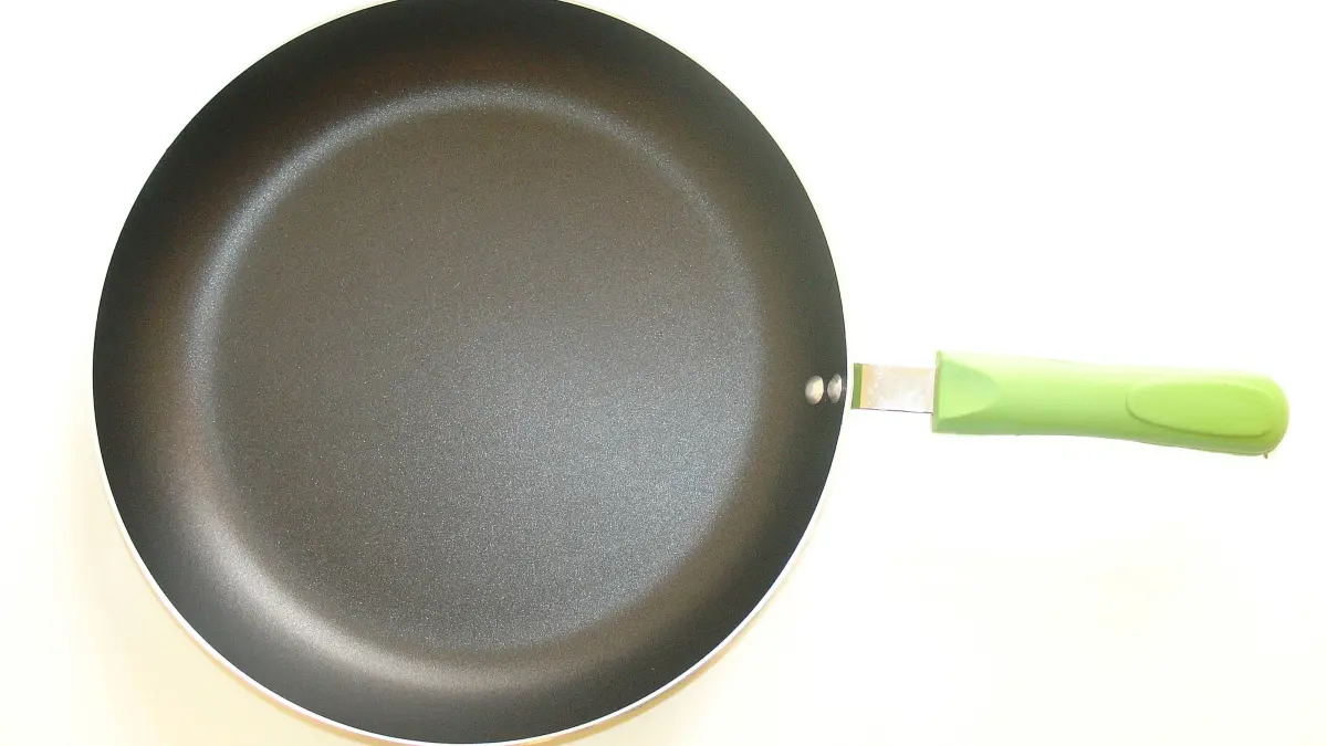 PTFE (Teflon) gehört zu den PFAS: Diese Ewigkeitschemikalien sind biologisch nicht abbaubar und belasten die Umwelt bereits bei der Herstellung massiv. Gefahr durch Überhitzung: Ab 360 °C setzen PTFE-beschichtete Pfannen giftige Dämpfe frei.