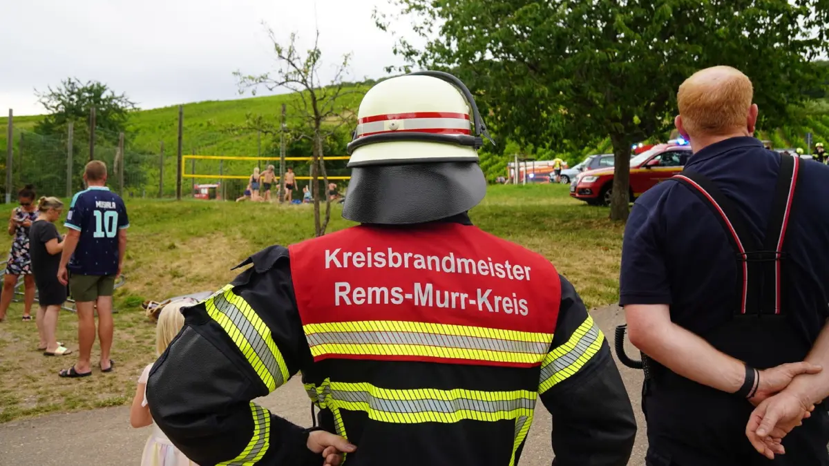 Feuerwehreinsatz nach gemeldetem Chlorgasaustritt im Freibad Struempfelbach<br /><br /><br /><br />Struempfelbach, 7.7.26 – Die Feuerwehr wurde am heutigen Tag um 17:34 Uhr zu einem gemeldeten Chlorgasaustritt im Freibad Struempfelbach alarmiert.<br /><br /><br /><br />Beim Eintreffen der Einsatzkraefte war das Freibad bereits vorsorglich evakuiert worden. Der gemeldete Bereich befand sich in einem Technikgebaeude, in dem sich die Chlorgasanlage des Freibads befindet.<br /><br /><br /><br />Die Feuerwehr verschaffte sich unter Atemschutz zunaechst Zugang zum Gebaeude und fuehrte eine erste Erkundung durch. Zur weiteren Beurteilung der Lage wurden Spezialkraefte sowie Fachberater der Feuerwehr hinzugezogen. Diese nahmen unter entsprechender Schutzausruestung Messungen im betroffenen Bereich vor.<br /><br /><br /><br />Die Messungen ergaben keine erhoehten Chlorgaskonzentrationen. Es konnten keine Gefahren fuer Personen oder die Umwelt festgestellt werden. Nach Abschluss der Erkundungs- und Messmassnahmen wurde der Einsatz beendet und die Einsatzstelle an den Betreiber uebergeben.<br /><br /><br /><br />Im Einsatz waren rund 60 Einsatzkraefte der Feuerwehr mit fuenf Fahrzeugen. Darueber hinaus waren der Rettungsdienst sowie das Deutsche Rote Kreuz (DRK) zur Absicherung des Einsatzes vor Ort.<br /><br /><br /><br />Die Feuerwehr bedankt sich bei allen Beteiligten fuer die gute Zusammenarbeit und dem Betreiber fuer die schnelle Evakuierung des Freibads
