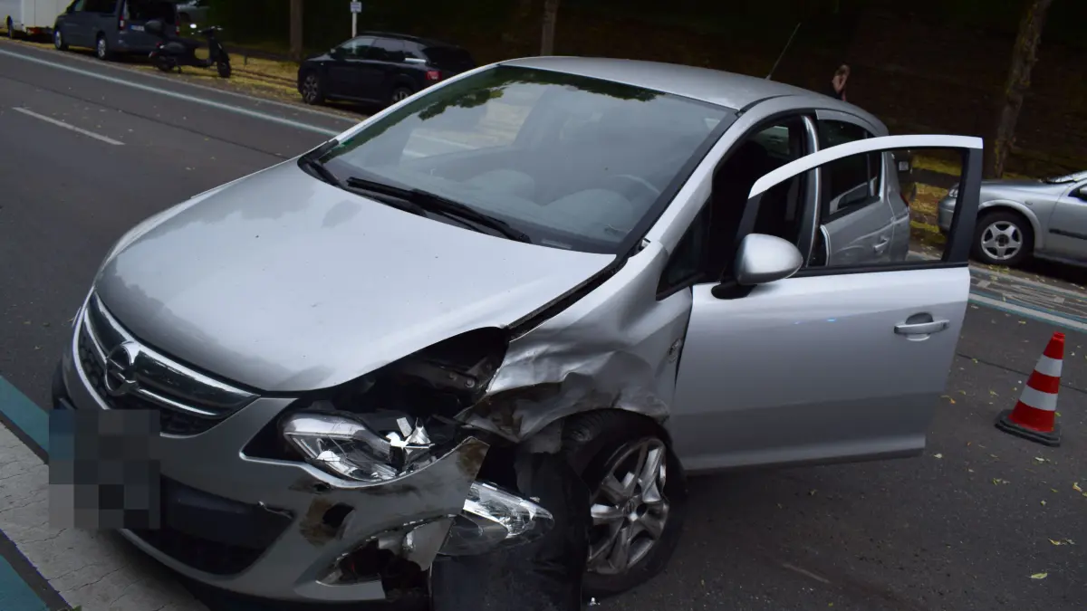Aus bislang ungeklaerter Ursache kam es am Dienstagnachmittag auf der Stresemannstrasse in Stuttgart zu einem Verkehrsunfall mit drei beteiligten Fahrzeugen.<br /><br />
<br /><br />
Nach ersten Informationen der Polizei befuhren ein Ford und ein Porsche die Stresemannstrasse vom Pragsattel kommend in Fahrtrichtung Killesberg. Auf Hoehe der Einmuendung zur Maybachstrasse geriet ein entgegenkommender Opel aus bislang ungeklaerter Ursache in den Gegenverkehr und kollidierte zunaechst mit dem Porsche sowie anschliessend mit dem Ford.<br /><br />
<br /><br />
Bei dem Unfall wurden insgesamt drei Personen verletzt. Sie wurden nach der Erstversorgung durch den Rettungsdienst in umliegende Krankenhaeuser gebracht.<br /><br />
<br /><br />
Der entstandene Sachschaden wird von der Polizei auf rund 50.000 Euro geschaetzt. Waehrend der Unfallaufnahme kam es im Bereich der Stresemannstrasse zu Verkehrsbehinderungen. Die Ermittlungen zur genauen Unfallursache dauern an.