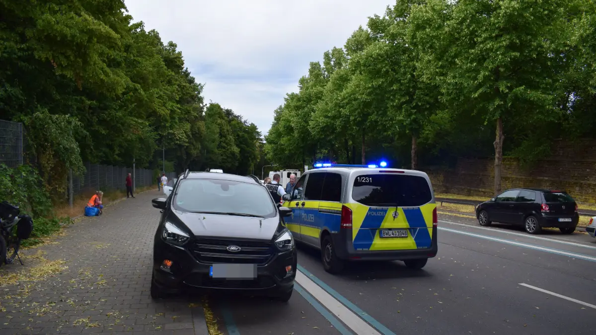 Aus bislang ungeklaerter Ursache kam es am Dienstagnachmittag auf der Stresemannstrasse in Stuttgart zu einem Verkehrsunfall mit drei beteiligten Fahrzeugen.<br /><br />
<br /><br />
Nach ersten Informationen der Polizei befuhren ein Ford und ein Porsche die Stresemannstrasse vom Pragsattel kommend in Fahrtrichtung Killesberg. Auf Hoehe der Einmuendung zur Maybachstrasse geriet ein entgegenkommender Opel aus bislang ungeklaerter Ursache in den Gegenverkehr und kollidierte zunaechst mit dem Porsche sowie anschliessend mit dem Ford.<br /><br />
<br /><br />
Bei dem Unfall wurden insgesamt drei Personen verletzt. Sie wurden nach der Erstversorgung durch den Rettungsdienst in umliegende Krankenhaeuser gebracht.<br /><br />
<br /><br />
Der entstandene Sachschaden wird von der Polizei auf rund 50.000 Euro geschaetzt. Waehrend der Unfallaufnahme kam es im Bereich der Stresemannstrasse zu Verkehrsbehinderungen. Die Ermittlungen zur genauen Unfallursache dauern an.