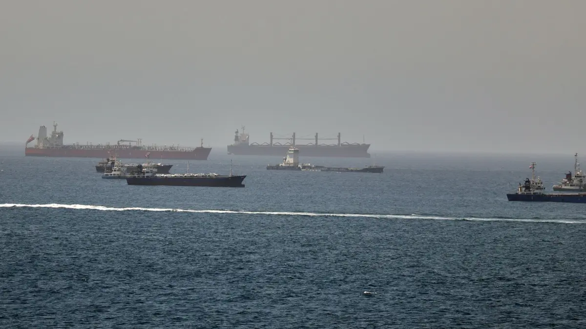 Iran-Krieg - Straße von Hormus: ARCHIV - 16.06.2026, Oman, ---: Im Golf von Oman, entlang der Schifffahrtsrouten zwischen der Straße von Hormus und dem Arabischen Meer Tanker und Frachtschiffe zu sehen. (zu dpa: «USA setzen Sanktionen auf iranisches Öl wieder in Kraft») Foto: Uncredited/AP/dpa +++ dpa-Bildfunk +++