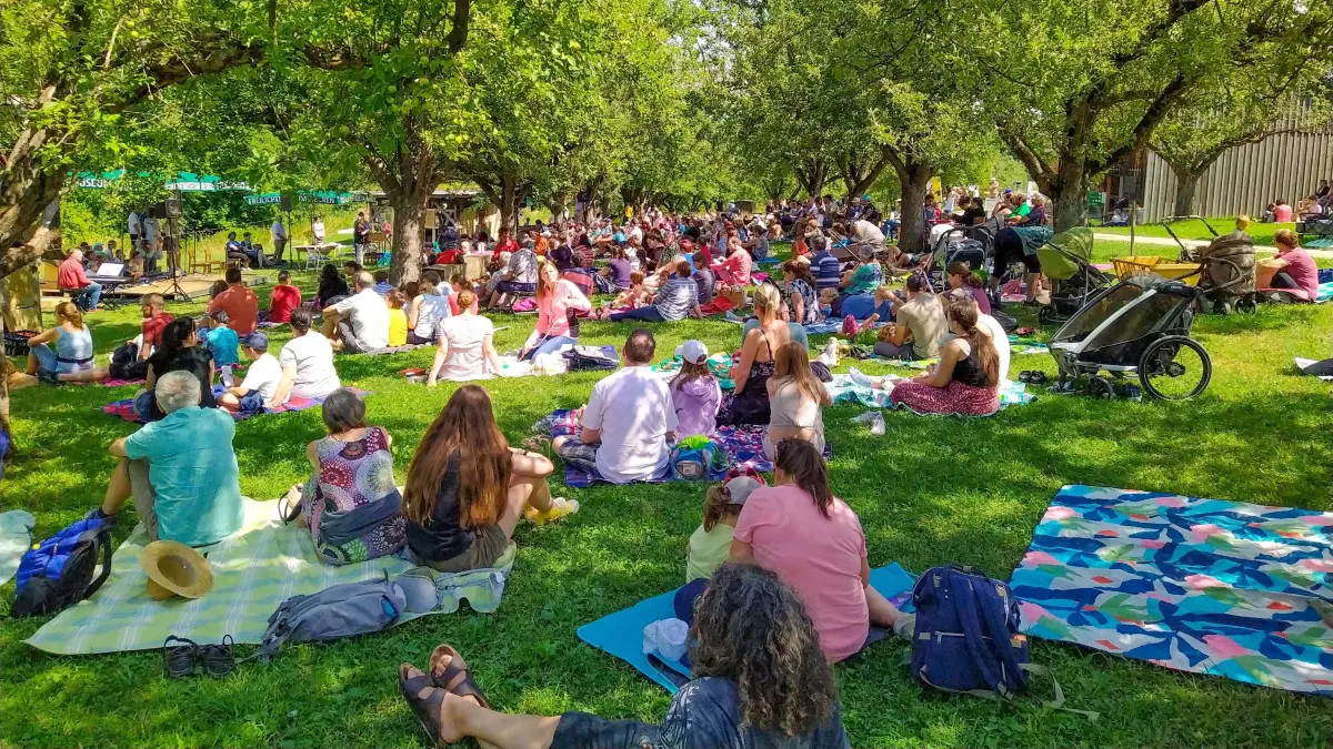 Die Besucher sind eingeladen zum Picknickdecken-Gottesdienst auf den Wiesen des Freilichtmuseums Beuren.