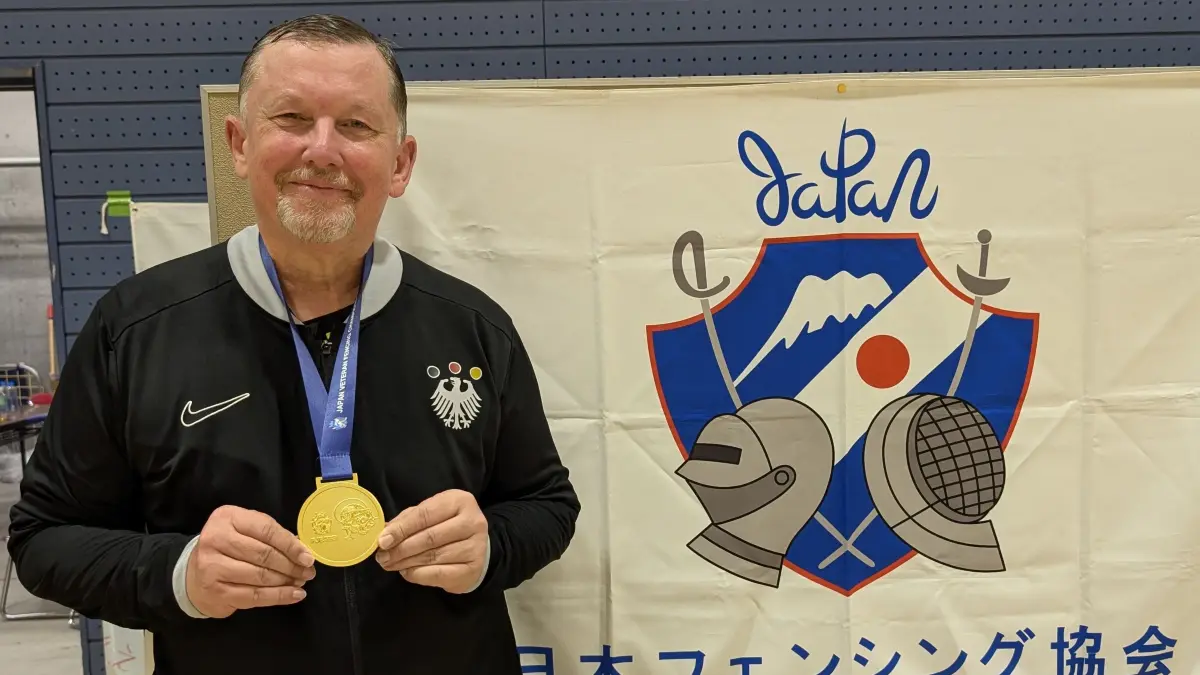 Udo Ziegler freut sich sichtlich über die Goldmedaille.