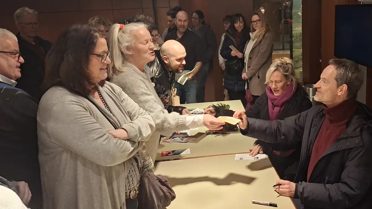 "Tatort"-Stars Anna Schudt und Jörg Hartmann geben Autogramme nach ihrer Lesung in Fellbach