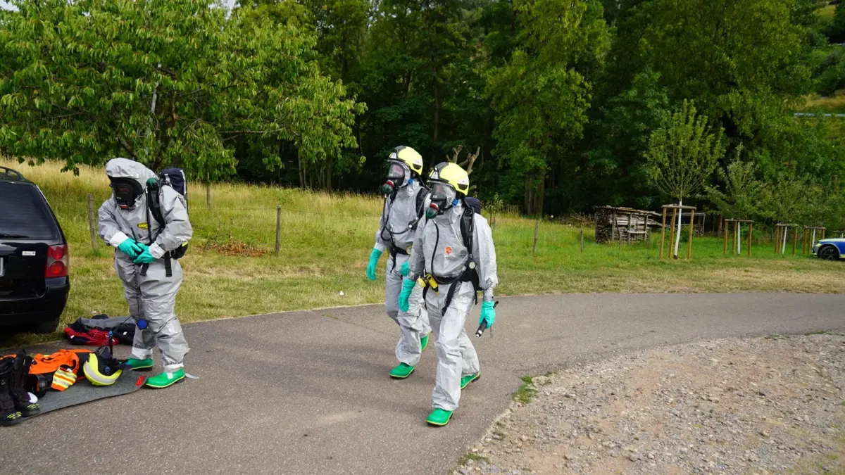 Feuerwehreinsatz nach gemeldetem Chlorgasaustritt im Freibad Struempfelbach<br /><br /><br /><br />Struempfelbach, 7.7.26 – Die Feuerwehr wurde am heutigen Tag um 17:34 Uhr zu einem gemeldeten Chlorgasaustritt im Freibad Struempfelbach alarmiert.<br /><br /><br /><br />Beim Eintreffen der Einsatzkraefte war das Freibad bereits vorsorglich evakuiert worden. Der gemeldete Bereich befand sich in einem Technikgebaeude, in dem sich die Chlorgasanlage des Freibads befindet.<br /><br /><br /><br />Die Feuerwehr verschaffte sich unter Atemschutz zunaechst Zugang zum Gebaeude und fuehrte eine erste Erkundung durch. Zur weiteren Beurteilung der Lage wurden Spezialkraefte sowie Fachberater der Feuerwehr hinzugezogen. Diese nahmen unter entsprechender Schutzausruestung Messungen im betroffenen Bereich vor.<br /><br /><br /><br />Die Messungen ergaben keine erhoehten Chlorgaskonzentrationen. Es konnten keine Gefahren fuer Personen oder die Umwelt festgestellt werden. Nach Abschluss der Erkundungs- und Messmassnahmen wurde der Einsatz beendet und die Einsatzstelle an den Betreiber uebergeben.<br /><br /><br /><br />Im Einsatz waren rund 60 Einsatzkraefte der Feuerwehr mit fuenf Fahrzeugen. Darueber hinaus waren der Rettungsdienst sowie das Deutsche Rote Kreuz (DRK) zur Absicherung des Einsatzes vor Ort.<br /><br /><br /><br />Die Feuerwehr bedankt sich bei allen Beteiligten fuer die gute Zusammenarbeit und dem Betreiber fuer die schnelle Evakuierung des Freibads.