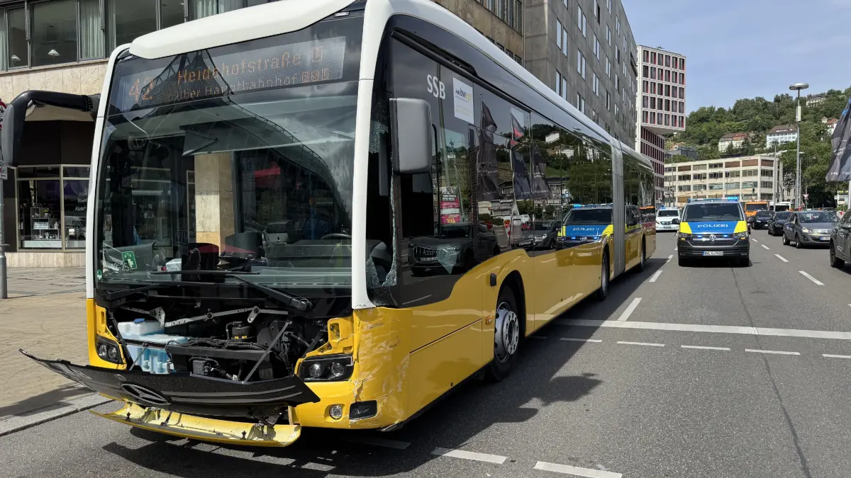 Am Dienstagvormittag gegen 11:30 Uhr schiessen ein Bus und ein PKW am Arnulf Klett Platz in Stuttgart zusammen, vermutlich aufgrund eines Spurwechsel. Unfalls stiess ein Bus mit einem PKW zusammen und schubst den PKW quer vor sich her. Die Fahrerin des PKWs kam mit einem Schock davon. Nach ersten Angaben der Polizei wurde bei dem Unfall niemand verletzt am Bus und am PKW entstand Sachschaden von mehreren in 10.000 €.