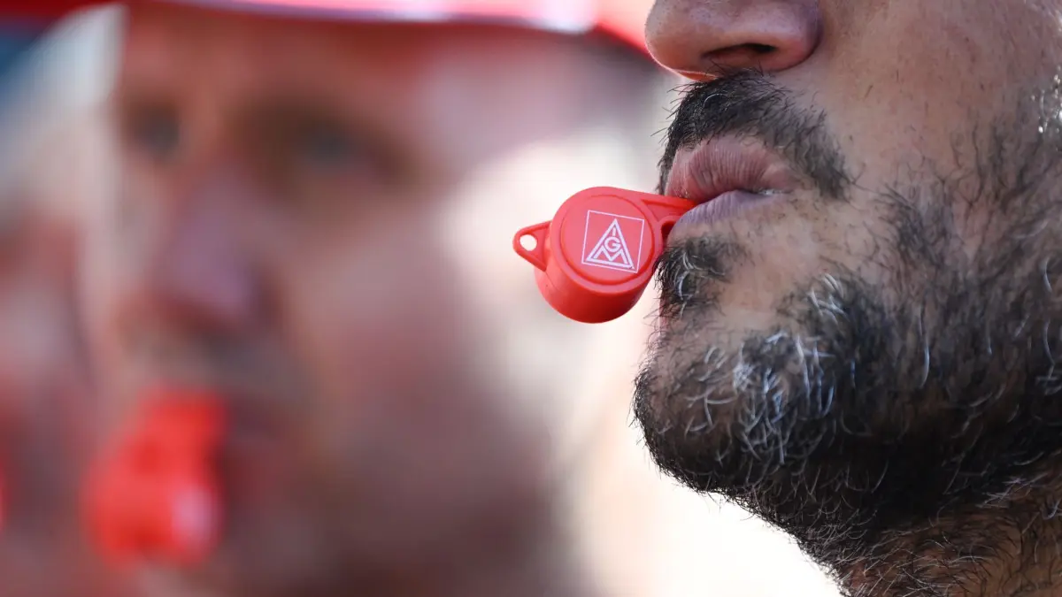 Protest-Kundgebungen bei Mercedes-Benz Sindelfingen: ARCHIV - 03.07.2026, Baden-Württemberg, Sindelfingen: An einem Eingang zum Mercedes-Benz-Werk demonstrieren mehrere tausend Mitarbeiter des Automobilherstellers gegen den verschärften Sparkurs. (zu dpa: «3 Gründe, warum es in der deutschen Auto-Belegschaft brodelt») Foto: Bernd Weißbrod/dpa +++ dpa-Bildfunk +++