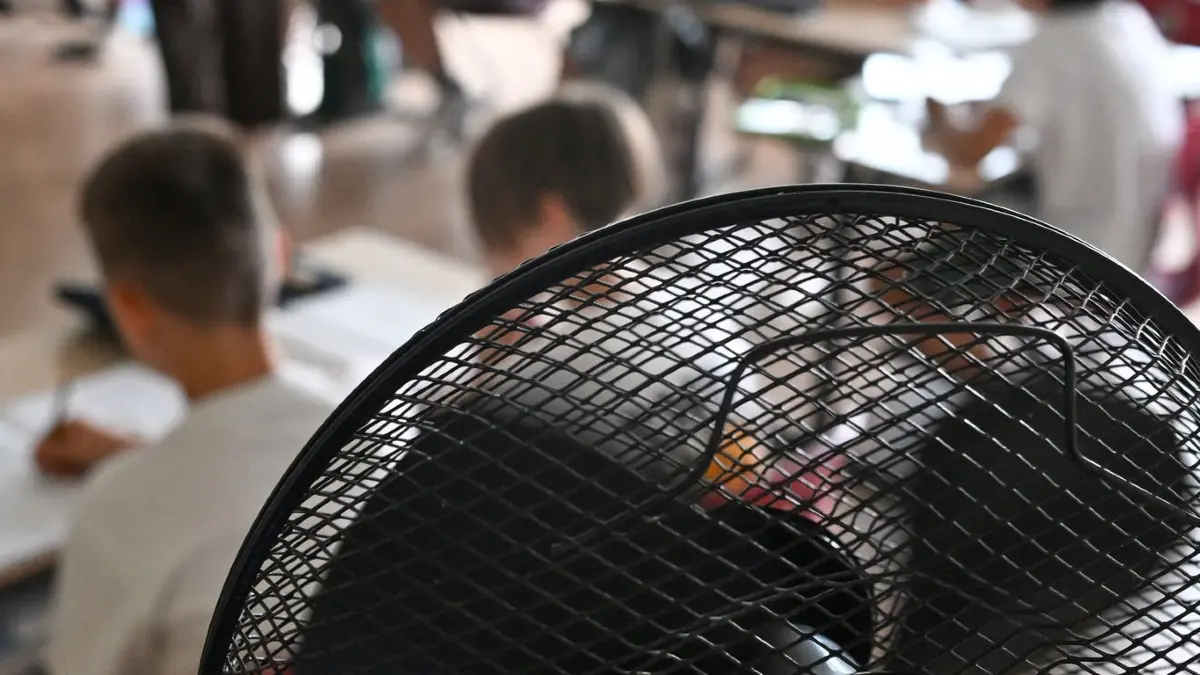 Wetter in Baden-Württemberg - Hitze im Klassenzimmer: 07.07.2026, Baden-Württemberg, Stuttgart: Ein Ventilator verschafft bei sommerlichen Temperaturen Abkühlung in einem Klassenzimmer einer vierten Klasse einer Grundschule. Foto: Bernd Weißbrod/dpa +++ dpa-Bildfunk +++