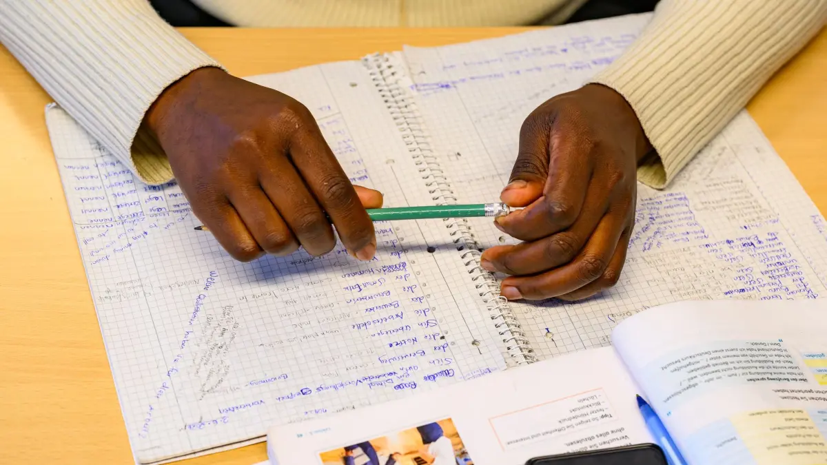 Deutschkurs für Geflüchtete: ARCHIV - 04.06.2026, Brandenburg, Frankfurt (Oder): Eine Migrantin nimmt an einem Deutschkurs im Chancencenter der Landesübergangseinrichtung teil. Das Chancencenter soll Menschen mit unsicherem Aufenthaltsstatus aufnehmen, die aus objektiven Gründen nicht abgeschoben werden können. Nach einer Testphase beginnt dort nun der Regelbetrieb. (zu dpa: «Beauftragte: Infrastruktur für Integration nicht kaputtsparen») Foto: Patrick Pleul/dpa +++ dpa-Bildfunk +++