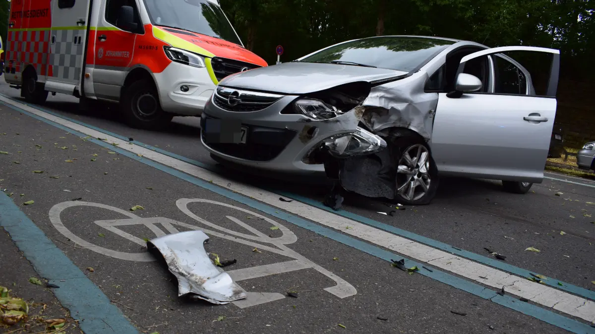 Aus bislang ungeklaerter Ursache kam es am Dienstagnachmittag auf der Stresemannstrasse in Stuttgart zu einem Verkehrsunfall mit drei beteiligten Fahrzeugen.<br /><br />
<br /><br />
Nach ersten Informationen der Polizei befuhren ein Ford und ein Porsche die Stresemannstrasse vom Pragsattel kommend in Fahrtrichtung Killesberg. Auf Hoehe der Einmuendung zur Maybachstrasse geriet ein entgegenkommender Opel aus bislang ungeklaerter Ursache in den Gegenverkehr und kollidierte zunaechst mit dem Porsche sowie anschliessend mit dem Ford.<br /><br />
<br /><br />
Bei dem Unfall wurden insgesamt drei Personen verletzt. Sie wurden nach der Erstversorgung durch den Rettungsdienst in umliegende Krankenhaeuser gebracht.<br /><br />
<br /><br />
Der entstandene Sachschaden wird von der Polizei auf rund 50.000 Euro geschaetzt. Waehrend der Unfallaufnahme kam es im Bereich der Stresemannstrasse zu Verkehrsbehinderungen. Die Ermittlungen zur genauen Unfallursache dauern an.