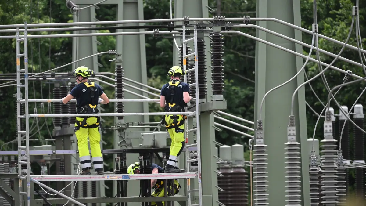 Großflächiger Stromausfall in Reutlingen: ARCHIV - 08.06.2026, Baden-Württemberg, Reutlingen: Mitarbeiter von FairNetz arbeiten auf dem Gelände eines Umspannwerks, in dem es im Juni 2026 gebrannt hatte. (zu dpa: «Brandattacke auf Umspannwerk durch angezündete Autoreifen») Foto: Marijan Murat/dpa +++ dpa-Bildfunk +++