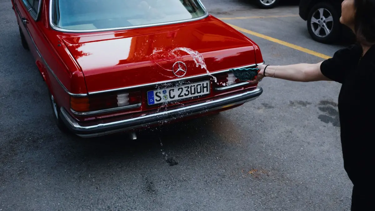 Projekt des Künstlers Alwin Maigler für die Mercedes-Benz Art Collection: Zwei Jahre auf der Spur der türkischstämmigen Mitarbeitenden des Konzerns. Fotos - zu sehen in der Schau "Vollgepackt" im Kunstverein Wagenhalle in Stuttgart, Eröffnung 9. Juli 2026