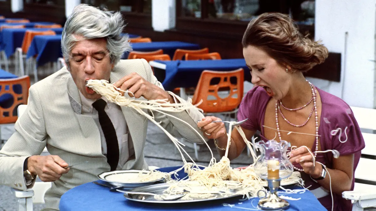 Rudi Carrell und Beatrice Richter beim Spaghetti-Essen in einer Szene von Carrells "Tagesshow", aufgenommen im Sommer 1982.