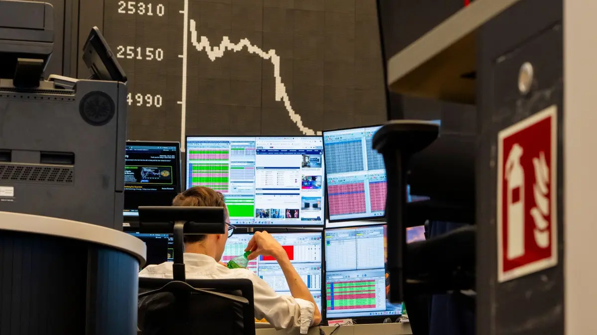 Börse Frankfurt: 08.07.2026, Hessen, Frankfurt am Main: Ein Händler sitzt im Handelssaal der Deutschen Börse Frankfurt an seinem Arbeitsplatz. Am deutschen Aktienmarkt trübt sich die Stimmung nach dem Rekordlauf des Dax weiter ein. Foto: Andreas Arnold/dpa +++ dpa-Bildfunk +++