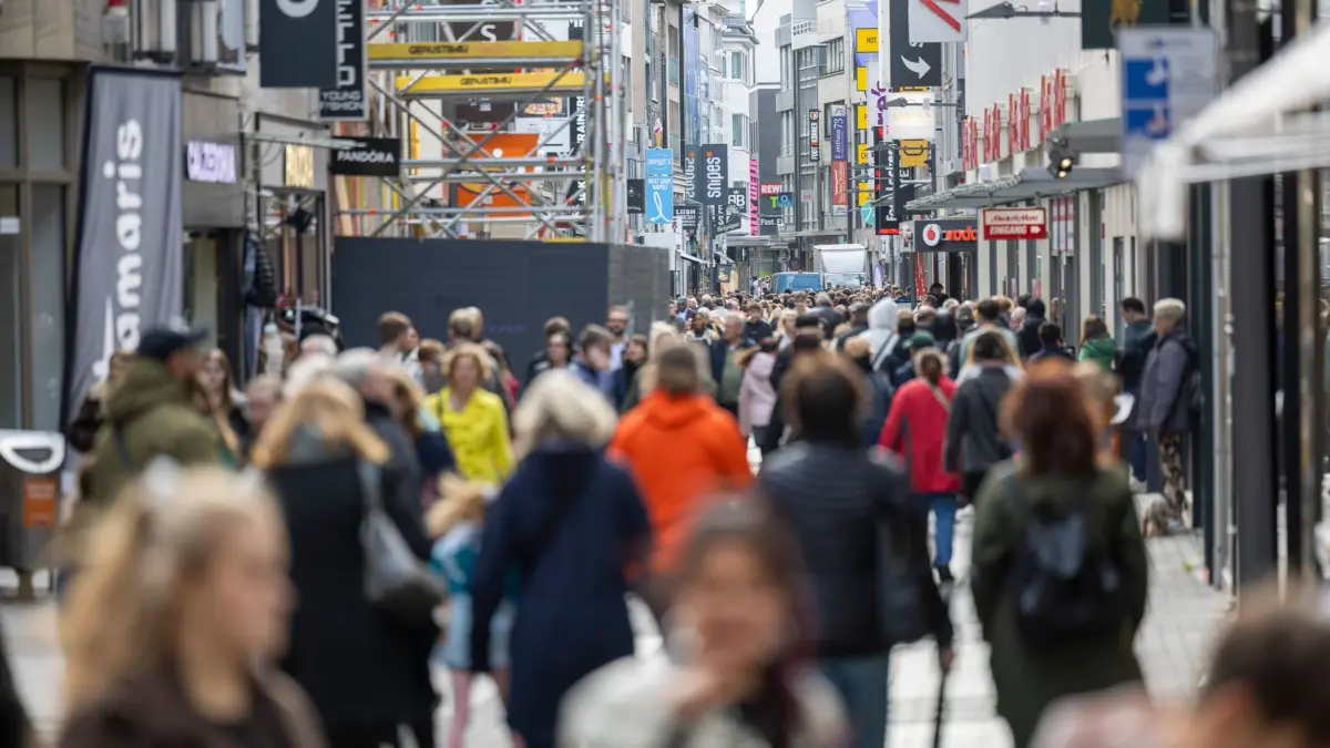 Innenstadt Köln - Fußgängerzone: PRODUKTION - 23.10.2025, Nordrhein-Westfalen, Köln: Passanten sind in der Fußgängerzone Hohe Straße unterwegs. (zu dpa: «Sollten Geschäfte häufiger sonntags öffnen dürfen?») Foto: Thomas Banneyer/dpa +++ dpa-Bildfunk +++