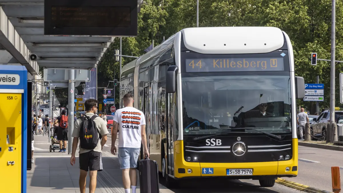 Linienbus der Linie 44 zum Killesberg. Mercedes Wasserstoff-Bus der SSB, Stuttgarter Straßenbahnen AG. // 18.08.2025: Stuttgart, Baden-Württemberg, Deutschland *** Line 44 bus to Killesberg Mercedes hydrogen bus operated by SSB, Stuttgarter Straßenbahnen AG 18 08 2025 Stuttgart, Baden Württemberg, Germany