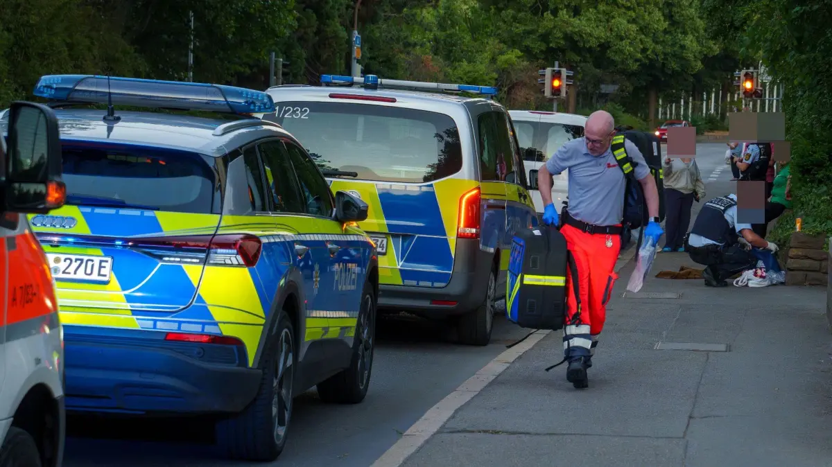 Boeblingen: Auseinandersetzung mehrerer Personen - Fahndung nach Taeter mit Hubschrauber: Am Mittwochabend kam es im Bereich der Parkstrasse in Boeblingen zu einem groesseren Polizeieinsatz. Nach ersten Informationen der Polizei gerieten mehrere Personen am Abend in eine Auseinandersetzung.<br />
<br />
Dabei wurde eine Person schwer verletzt. Nach der medizinischen Erstversorgung durch den Rettungsdienst wurde die verletzte Person mit einem Rettungswagen in eine Klinik gebracht.<br />
<br />
Der mutmassliche Taeter fluechtete nach der Tat. Im Rahmen der sofort eingeleiteten Fahndung waren zahlreiche Streifenwagen im Einsatz. Zudem unterstuetzte ein Polizeihubschrauber die Suche und kreiste ueber einen laengeren Zeitraum ueber dem Stadtgebiet von Boeblingen.<br />
<br />
Ob der Tatverdaechtige noch am Mittwochabend festgenommen werden konnte, war zunaechst nicht bekannt. Die Polizei hat die Ermittlungen zu den Hintergruenden der Auseinandersetzung aufgenommen.