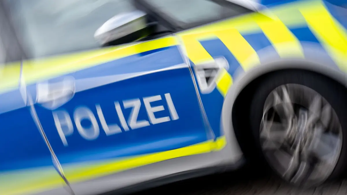 Polizei: SYMBOLBILD - 19.02.2024, Sachsen-Anhalt, Könnern: Ein Polizeifahrzeug steht auf einem Parkplatz. Laut Polizei wurde bei dem Unfall niemand verletzt. (zu dpa: «Schusswaffen-Alarm in Bitterfeld – Polizei gibt Entwarnung») Foto: Hendrik Schmidt/dpa +++ dpa-Bildfunk +++