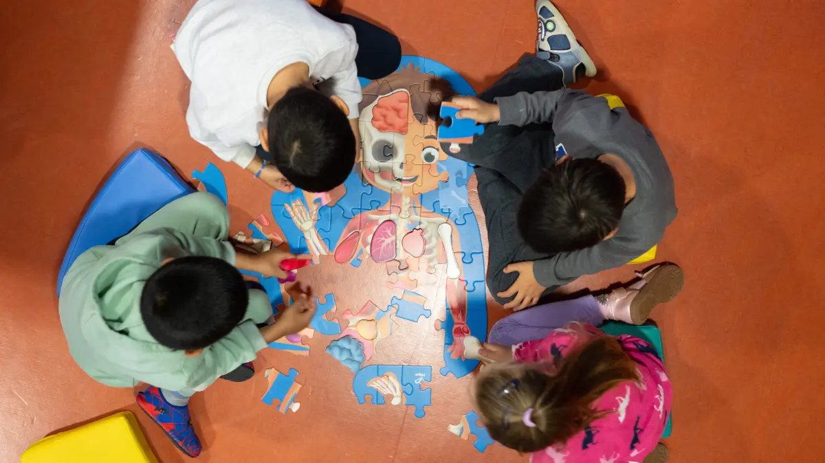 Kinder legen in einer Kindertagesstätte ein Puzzle zusammen. Was passiert mit den vielen freien Plätzen in den Horber Kindergärten? (Symbolbild)