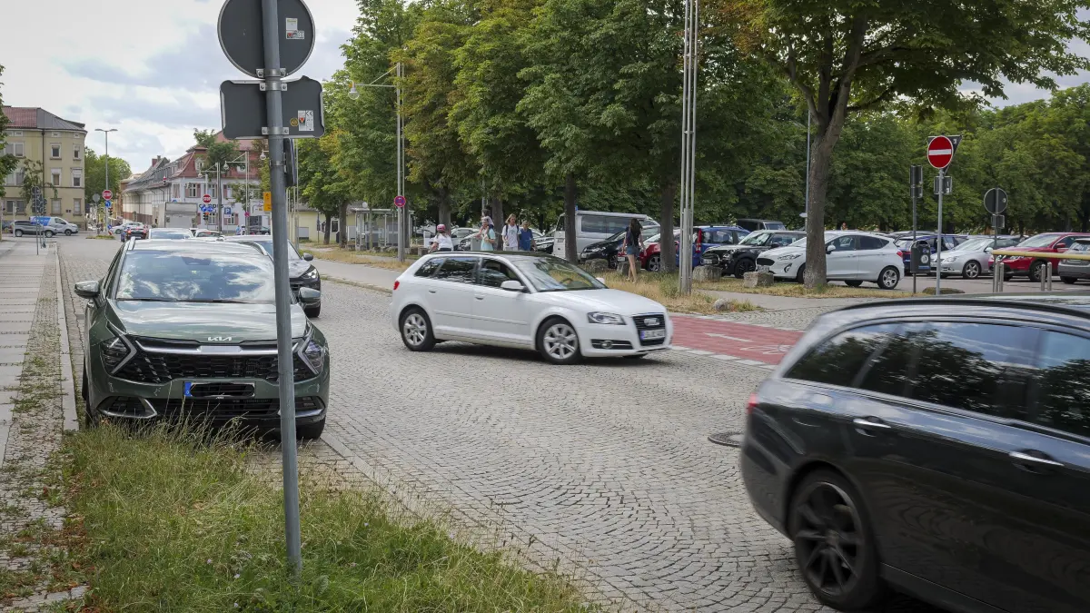 Bärenwiese: Ludwigsburg - Das Parkverhalten an der Bärenwiese sorgt regelmäßig für Verkehrsprobleme am Forum bis raus auf die B27