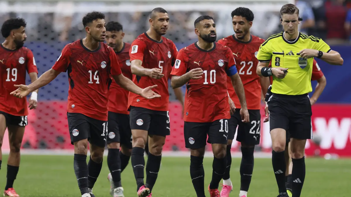 Argentina v Egypt: Round of 16 - FIFA World Cup 2026: Argentina v Egypt: Round of 16 - FIFA World Cup, WM, Weltmeisterschaft, Fussball 2026 Mohamed Salah and team-mates of Egypt complain to Referee Francois Letexier during the FIFA World Cup 2026 Round of 16 match between Argentina and Egypt at Atlanta Stadium on July 7, 2026 in Atlanta, United States. Atlanta Atlanta Stadium GA United States Copyright: xAllstarxPicturexLibraryxLtdx