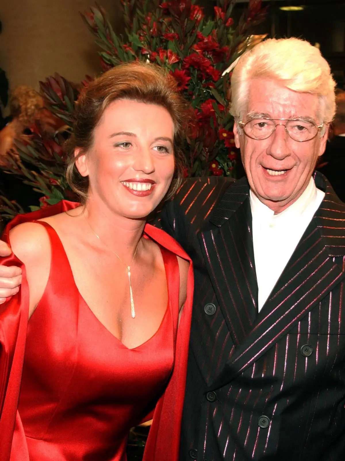 10. November 2001: Rudi Carell mit Ehefrau Simone Felischak bei der UNESCO-Gala in Neuss.