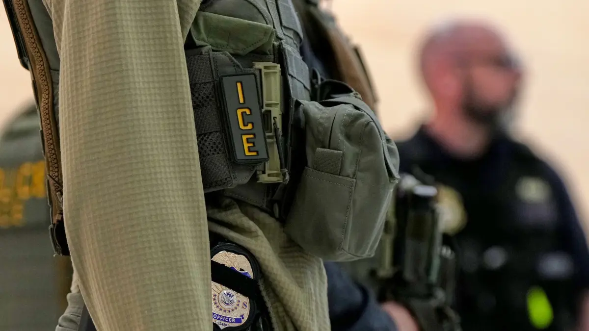Einwanderungsbehörde ICE: ARCHIV - 23.03.2026, USA, Newark: Bundesbeamte der Einwanderungsbehörde sind am Newark Liberty International Airport im Einsatz. (zu dpa: «ICE-Beamter erschießt bei Einsatz mexikanischen Einwanderer») Foto: Angelina Katsanis/AP/dpa +++ dpa-Bildfunk +++
