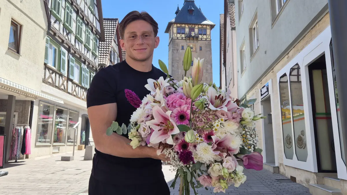 Der Florist bindet regelmäßig eindrucksvolle Sträuße
