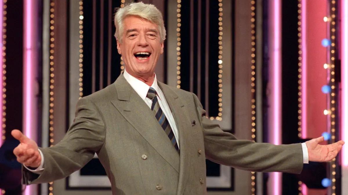 18. November 1988: Rudi Carrell steht bei seiner „Rudi-Carrell-Show“ auf der Bühne und singt aus voller Kehle.