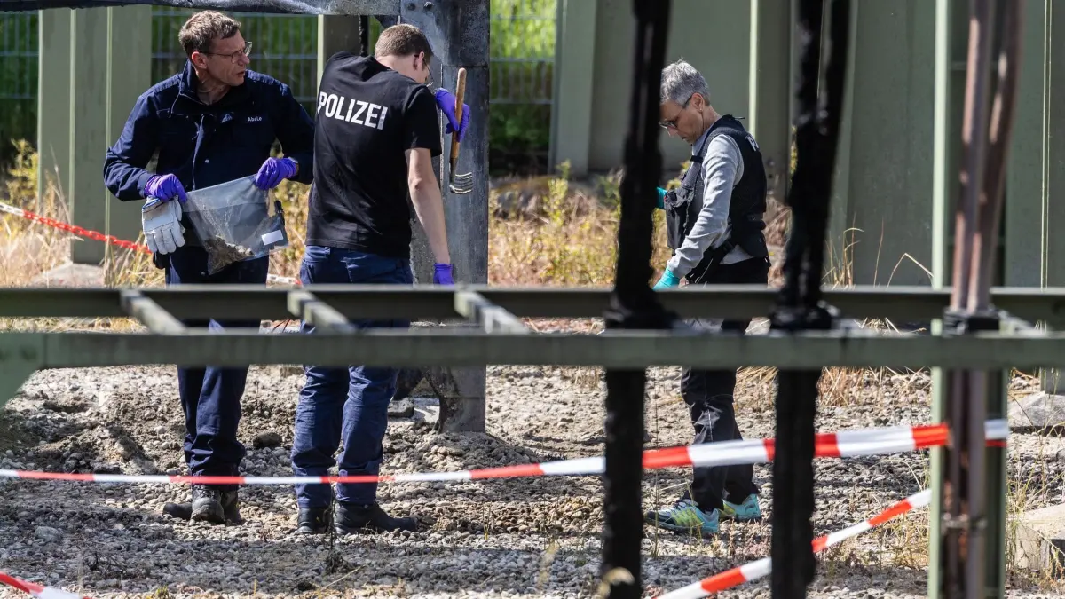 Nach einem großflächigen Stromausfall in Reutlingen stehen Polizeikräfte auf dem Gelände eines Umspannwerks, in dem es in der Nacht gebrannt hatte und sichern Spuren. (zu dpa: «Ermittler prüfen Hinweise auf Brandstiftung in Umspannwerk»)