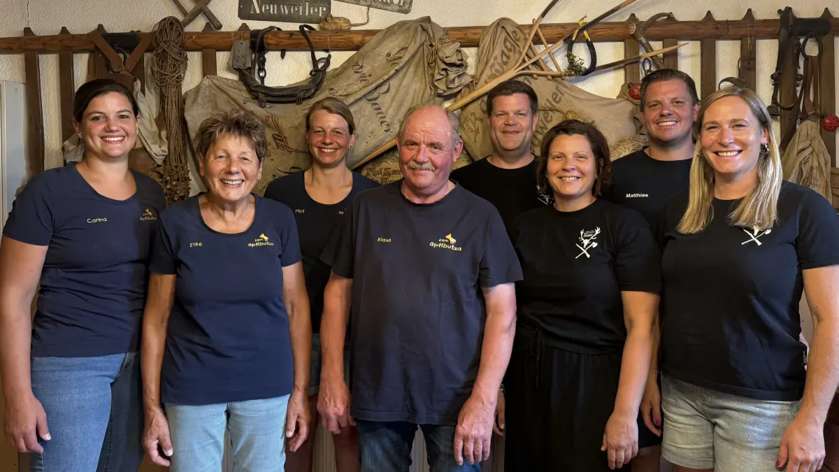 Besen Neuweiler "Zom Äpfelbutza" mit der Familie Bauer, vlnr: Carina Bauer (Chefin Besenwirtschaft)Elke Bauer (Senior- Chefin Besenwirtschaft)Melanie Maurer (Chefin Besenwirtschaft)Klaus Bauer (Senior-Chef Besenwirtschaft)Jochen Landenberger (Team Wilder Bauer)Katrin Zimmermann (Team Wilder Bauer)Matthias Bauer (Team Wilder Bauer)Kathrin Bauer (Team Wilder Bauer)