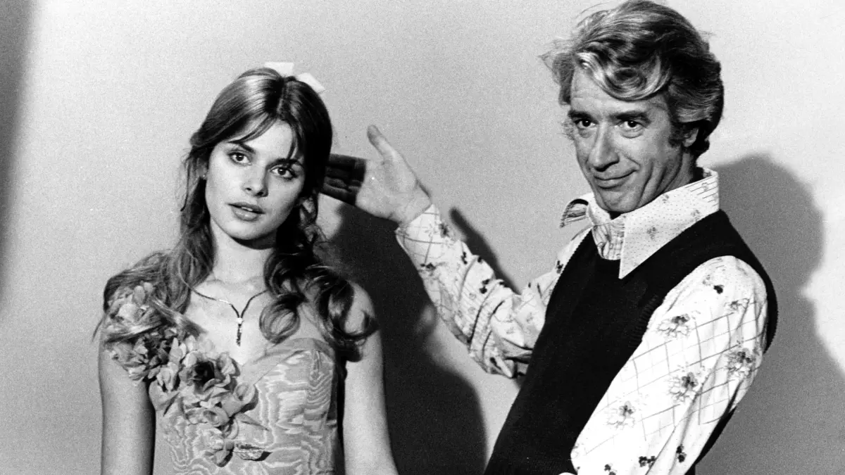 ARCHIV - 29.12.1977, Bremen: Rudi Carrell und Nastassja Kinski am 29. Dezember 1977 in Bremen während der Proben zur großen Silvestershow von "Am laufenden Band".