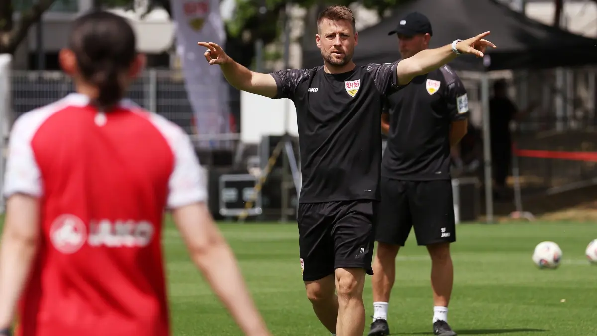 Fußball VfB Stuttgart Frauen Trainingsauftakt: BAU // Stuttgart , Fußball VfB Stuttgart Frauen Trainingsauftakt, Trainer Nico Schneck