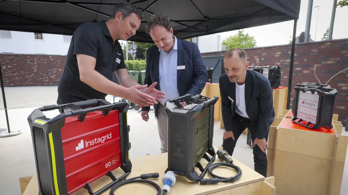 Instagrid: Ludwigsburg - Instagrid eröffnet seine neue Firmenzentrale in Ludwigsburg. Es handelt sich um den weltweit führenden Anbieter mobiler Energiespeicher für professionelle Anwender. Im Bild: Oberbürgermeister Matthias Knecht, Geschäftsführer Sebastian Berning (schwarzes T-Shirt) und Geschäftsführer Andreas Sedlmayer (weisses T-Shirt)